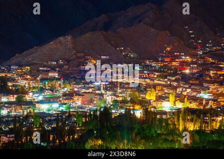 Leh Luftaufnahme bei Nacht. Leh ist die Hauptstadt und größte Stadt Ladakh Union Gebiet in Indien. Stockfoto