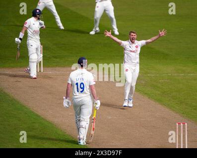 Jamie Porter von Essex spricht sich am ersten Tag des Spiels der Vitality County Championship im Seat Unique Riverside, Chester-le-Street, für den Wicket von Scott Borthwick von Durham aus. Bilddatum: Freitag, 26. April 2024. Stockfoto