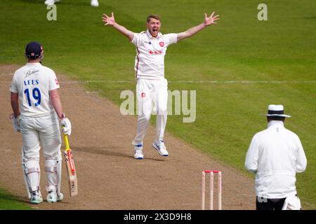 Jamie Porter von Essex spricht sich am ersten Tag des Spiels der Vitality County Championship im Seat Unique Riverside, Chester-le-Street, für den Wicket von Scott Borthwick von Durham aus. Bilddatum: Freitag, 26. April 2024. Stockfoto