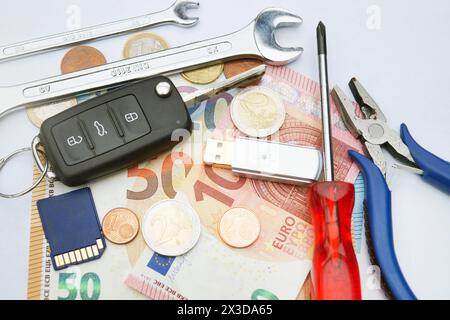 Autoschlüssel, Werkzeuge, Speicherkarte und Geld, symbolisches Bild für den Emissionsskandal, Dieselgate Stockfoto