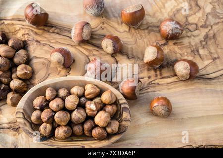 Haselnuss (Corylus avellana), Haselnüsse, ganz und zerrissen, in einer Schüssel Stockfoto