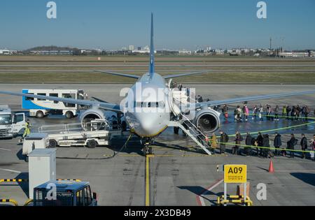 Flugzeug Ryanair, Passagiere, Boarding, Rollfeld, Flughafen BER, Berlin-Brandenburg, Deutschland Stockfoto