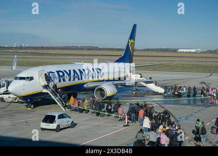 Flugzeug Ryanair, Passagiere, Boarding, Rollfeld, Flughafen BER, Berlin-Brandenburg, Deutschland Stockfoto