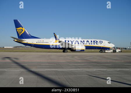 Flugzeug Ryanair, Rollfeld, Flughafen BER, Berlin-Brandenburg, Deutschland Stockfoto
