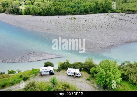 Wohnmobile am Treffpunkt der Flüsse Vjosa und Sarantaporos, aus der Vogelperspektive, Albanien, Vjosa Nationalpark Stockfoto
