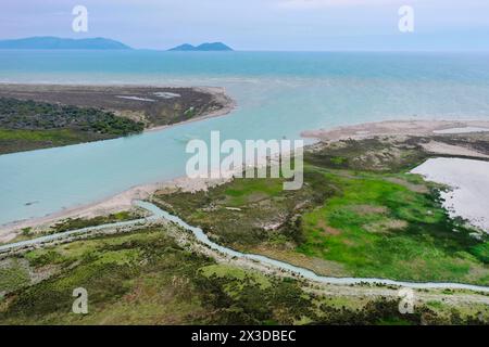 Vjosa Wild River aus der Luft, Flussmündung, Albanien, Vjosa Nationalpark Stockfoto