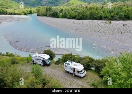 Wohnmobile am Treffpunkt der Flüsse Vjosa und Sarantaporos, aus der Vogelperspektive, Albanien, Vjosa Nationalpark Stockfoto
