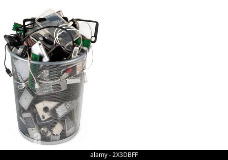 Alte Handys und Elektronikschrott - veraltete Recyclingtechnologie - Raum für Text. Stockfoto