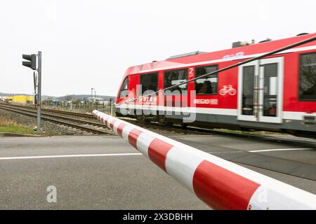 Durchfahrt eines Lokalzuges an einem Bahnübergang mit Schranken, Deutschland, Nordrhein-Westfalen, Weilerswist Stockfoto