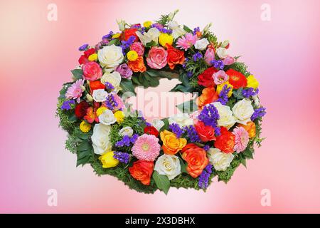 Trauerkranz mit bunten Blüten Stockfoto