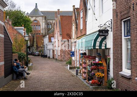 Die Kapellestraat im Dorf Veere auf der Halbinsel Walcheren, im Hintergrund die Kirche Grote Kerk, Kirche unserer Lieben Frau, Zeeland, Niederlande. Stockfoto