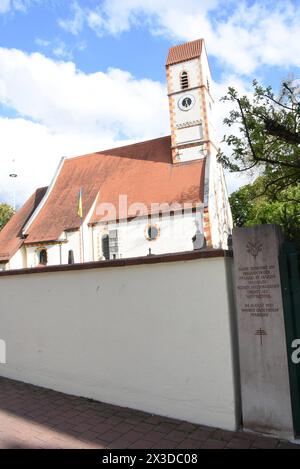 St. Martinskirche Gedenkstein vor Pfarrhof Pfarrei St. Martin-Papst Benedikt XVI Wohnort als Neupriester 1951 München 25.04.2024 Moosach München *** St. Martinskirche Gedenkstein vor Pfarrhof St. Martin Pfarrei Papst Benedikt XVI. Wohnort als neuer Priester 1951 München 25 04 2024 Moosach München Stockfoto