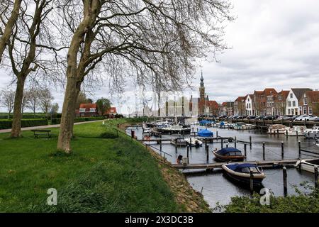 Das Dorf Veere auf der Halbinsel Walcheren, der Hafen und der Turm des Rathauses, Zeeland, Niederlande. Der Ort Veere auf Walcheren, der Hafen Stockfoto