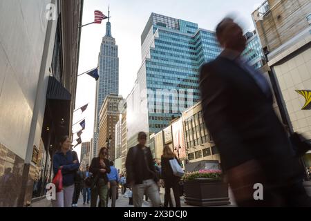 Pendler und Shopper im geschäftigen Zentrum von Manhattan, New York, USA, Amerika Stockfoto