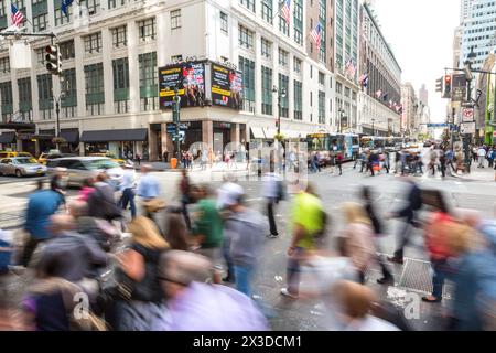 Pendler und Shopper im geschäftigen Zentrum von Manhattan, New York, USA, Amerika Stockfoto