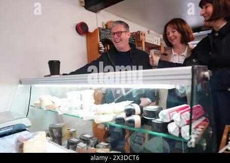 Der Vorsitzende der Labour Party, Sir Keir Starmer, mit der Schattenkanzlerin Rachel Reeves (rechts) und der Labour-Kandidatin Lola McEvoy (2. Rechts) in einem Käseladen in Skinnergate, Darlington, während eines Besuchs in Teesside, um lokale Ladenbesitzer, Geschäftsinhaber und Familien zu treffen, und besprechen Sie die Lebenshaltungskosten am ersten Zahlungstag seit der Tory-Steuer. Bilddatum: Freitag, 26. April 2024. Stockfoto