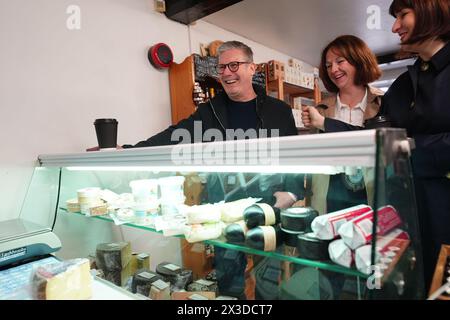 Der Vorsitzende der Labour Party, Sir Keir Starmer, mit der Schattenkanzlerin Rachel Reeves (rechts) und der Labour-Kandidatin Lola McEvoy (2. Rechts) in einem Käseladen in Skinnergate, Darlington, während eines Besuchs in Teesside, um lokale Ladenbesitzer, Geschäftsinhaber und Familien zu treffen, und besprechen Sie die Lebenshaltungskosten am ersten Zahlungstag seit der Tory-Steuer. Bilddatum: Freitag, 26. April 2024. Stockfoto