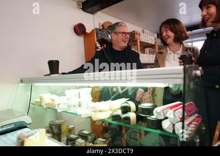 Der Vorsitzende der Labour Party, Sir Keir Starmer, mit der Schattenkanzlerin Rachel Reeves (rechts) und der Labour-Kandidatin Lola McEvoy (2. Rechts) in einem Käseladen in Skinnergate, Darlington, während eines Besuchs in Teesside, um lokale Ladenbesitzer, Geschäftsinhaber und Familien zu treffen, und besprechen Sie die Lebenshaltungskosten am ersten Zahlungstag seit der Tory-Steuer. Bilddatum: Freitag, 26. April 2024. Stockfoto