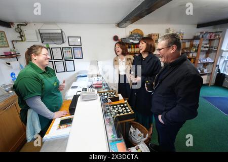 Der Vorsitzende der Labour Party, Sir Keir Starmer, mit der Schattenkanzlerin Rachel Reeves (2. Rechts) und der Labour-Kandidatin Lola McEvoy (3. Rechts) in einem Käseladen in Skinnergate, Darlington, während eines Besuchs in Teesside, um lokale Ladenbesitzer, Geschäftsinhaber und Familien zu treffen, und besprechen Sie die Lebenshaltungskosten am ersten Zahlungstag seit der Tory-Steuer. Bilddatum: Freitag, 26. April 2024. Stockfoto