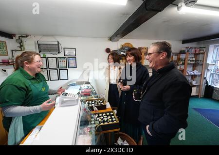 Der Vorsitzende der Labour Party, Sir Keir Starmer, mit der Schattenkanzlerin Rachel Reeves (2. Rechts) und der Labour-Kandidatin Lola McEvoy (3. Rechts) in einem Käseladen in Skinnergate, Darlington, während eines Besuchs in Teesside, um lokale Ladenbesitzer, Geschäftsinhaber und Familien zu treffen, und besprechen Sie die Lebenshaltungskosten am ersten Zahlungstag seit der Tory-Steuer. Bilddatum: Freitag, 26. April 2024. Stockfoto