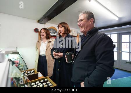 Der Vorsitzende der Labour Party, Sir Keir Starmer, mit der Schattenkanzlerin Rachel Reeves (Mitte) und der Labour-Kandidatin Lola McEvoy (links) in einem Käseladen in Skinnergate, Darlington, während eines Besuchs in Teesside, um lokale Ladenbesitzer, Geschäftsinhaber und Familien zu treffen, und besprechen Sie die Lebenshaltungskosten am ersten Zahlungstag seit der Tory-Steuer. Bilddatum: Freitag, 26. April 2024. Stockfoto