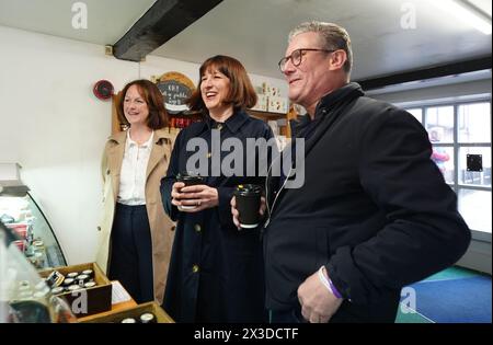 Der Vorsitzende der Labour Party, Sir Keir Starmer, mit der Schattenkanzlerin Rachel Reeves (Mitte) und der Labour-Kandidatin Lola McEvoy (links) in einem Käseladen in Skinnergate, Darlington, während eines Besuchs in Teesside, um lokale Ladenbesitzer, Geschäftsinhaber und Familien zu treffen, und besprechen Sie die Lebenshaltungskosten am ersten Zahlungstag seit der Tory-Steuer. Bilddatum: Freitag, 26. April 2024. Stockfoto