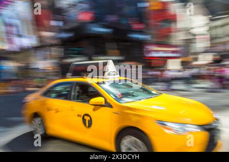 Gelbes Taxi, Times Square, Central Manhattan, New York, USA Stockfoto