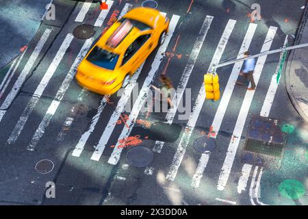 Blick aus der Vogelperspektive auf das gelbe Taxi und die Fußgängerüberquerung, Central Manhattan, New York, USA Stockfoto