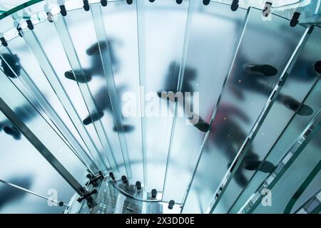 Leute, die eine transparente Treppe hinaufgehen, New York, USA Stockfoto