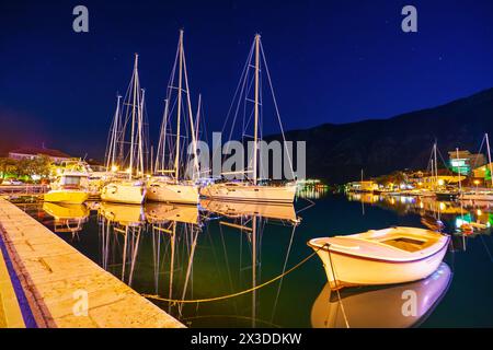 Yachten und Boote im Hafen von Kotor in Montenegro Stockfoto