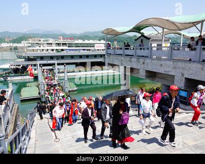 YICHANG, CHINA - 26. APRIL 2024 - Touristen gehen aus der drei Schluchten Kreuzfahrt am Sandouping Tourist Pier in Yichang, Provinz Hubei, China, 26. April, Stockfoto