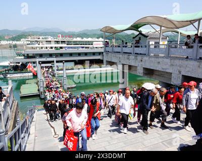 YICHANG, CHINA - 26. APRIL 2024 - Touristen gehen aus der drei Schluchten Kreuzfahrt am Sandouping Tourist Pier in Yichang, Provinz Hubei, China, 26. April, Stockfoto