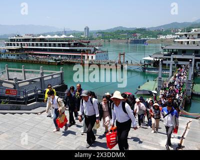 YICHANG, CHINA - 26. APRIL 2024 - Touristen gehen aus der drei Schluchten Kreuzfahrt am Sandouping Tourist Pier in Yichang, Provinz Hubei, China, 26. April, Stockfoto