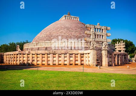 Die große Stupa in Sanchi. Sanchi ist ein buddhistischer Komplex in der Stadt Sanchi im indischen Bundesstaat Madhya Pradesh. Stockfoto