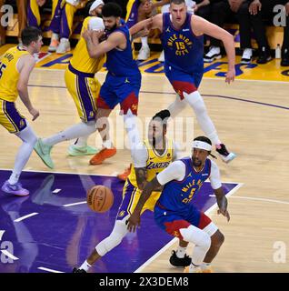 Los Angeles, Vereinigte Staaten. April 2024. Kentavious Caldwell-Pope (5) von Denver Nuggets verliert die Kontrolle über den Ball unter Druck von D’Angelo Russell (1) während der zweiten Halbzeit in Spiel 3 der Western Conference in der ersten Runde der Playoff-Serie in der Crypto.com Arena in Los Angeles am Donnerstag, den 25. April 2024. Foto: Jim Ruymen/UPI Credit: UPI/Alamy Live News Stockfoto