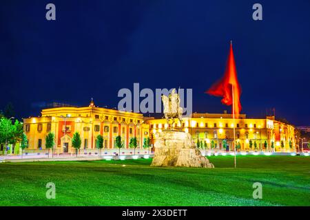 Der Skanderbeg-Platz oder Sheshi Skenderbej ist der hauptplatz im Zentrum der Stadt Tirana in Albanien Stockfoto