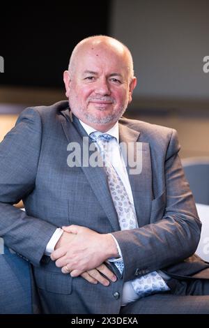 UCB Senior Vice President Jacques Marbehant posiert für den Fotografen bei der Einweihung des neuen Biomanufacturing Operations Center am Standort Braine l'Alleud des biopharmazeutischen Unternehmens UCB in Braine-L'alleud, Freitag, den 26. April 2024. BELGA FOTO LAURIE DIEFFEMBACQ Credit: Belga News Agency/Alamy Live News Stockfoto