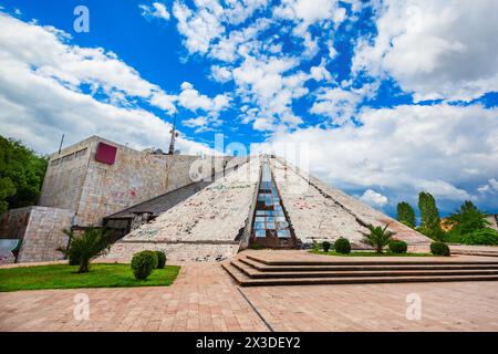 Die Pyramide von Tirana oder das Enver Hoxha Museum befindet sich im Zentrum der Stadt Tirana, der Hauptstadt Albaniens Stockfoto