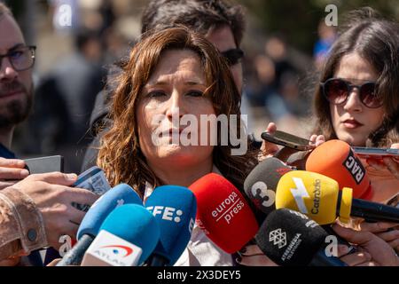 Barcelona, Spanien. April 2024. Der Vizepräsident der katalanischen Regierung erklärt die Vereinbarungen, die mit der gewerkschaft der Gefängnisbeamten nach tagelangen Protesten über den Tod der Köchin Nuria im Gefängnis Tarragona getroffen wurden. La vicepresidenta del gobierno Catalán explica los acuerdos alcanzados con el sindicato de funcionarios de prisiones después de d&#xed;as de protestas por la muerte de la cocinera Nuria en la prisión de Tarragona. Im Bild: laura vilagra News Politics -Barcelona, Spanien freitag, 26. april 2024 (Foto: Eric Renom/LaPresse) Credit: LaPresse/Alamy Live News Stockfoto