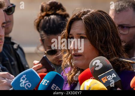 Barcelona, Spanien. April 2024. Der Vizepräsident der katalanischen Regierung erklärt die Vereinbarungen, die mit der gewerkschaft der Gefängnisbeamten nach tagelangen Protesten über den Tod der Köchin Nuria im Gefängnis Tarragona getroffen wurden. La vicepresidenta del gobierno Catalán explica los acuerdos alcanzados con el sindicato de funcionarios de prisiones después de d&#xed;as de protestas por la muerte de la cocinera Nuria en la prisión de Tarragona. Im Bild: laura vilagra News Politics -Barcelona, Spanien freitag, 26. april 2024 (Foto: Eric Renom/LaPresse) Credit: LaPresse/Alamy Live News Stockfoto