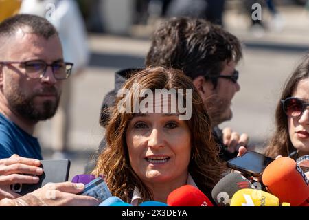 Barcelona, Spanien. April 2024. Der Vizepräsident der katalanischen Regierung erklärt die Vereinbarungen, die mit der gewerkschaft der Gefängnisbeamten nach tagelangen Protesten über den Tod der Köchin Nuria im Gefängnis Tarragona getroffen wurden. La vicepresidenta del gobierno Catalán explica los acuerdos alcanzados con el sindicato de funcionarios de prisiones después de d&#xed;as de protestas por la muerte de la cocinera Nuria en la prisión de Tarragona. Im Bild: laura vilagra News Politics -Barcelona, Spanien freitag, 26. april 2024 (Foto: Eric Renom/LaPresse) Credit: LaPresse/Alamy Live News Stockfoto