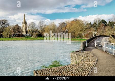 Harrold, Bedfordshire, England, Großbritannien - Blick von der Harrold-Brücke und dem Damm über den Fluss Great Ouse zum Dorf nach der Überschwemmung Stockfoto