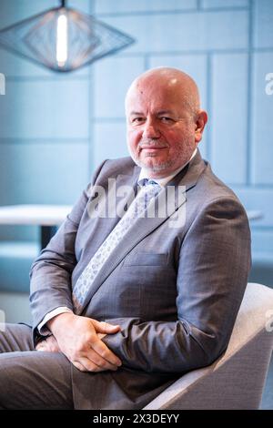 UCB Senior Vice President Jacques Marbehant posiert für den Fotografen bei der Einweihung des neuen Biomanufacturing Operations Center am Standort Braine l'Alleud des biopharmazeutischen Unternehmens UCB in Braine-L'alleud, Freitag, den 26. April 2024. BELGA FOTO LAURIE DIEFFEMBACQ Credit: Belga News Agency/Alamy Live News Stockfoto