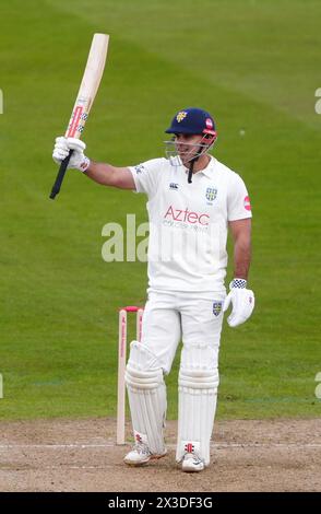 David Bedingham von Durham feiert 50 Runs am ersten Tag des Spiels der Vitality County Championship im Seat Unique Riverside, Chester-le-Street. Bilddatum: Freitag, 26. April 2024. Stockfoto