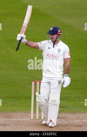 David Bedingham von Durham feiert 50 Runs am ersten Tag des Spiels der Vitality County Championship im Seat Unique Riverside, Chester-le-Street. Bilddatum: Freitag, 26. April 2024. Stockfoto