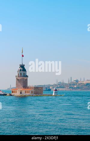 KIZ Kulesi alias Maiden's Tower und historische Halbinsel von Istanbul im Hintergrund. Besuchen Sie Istanbul vertikales Foto. Stockfoto