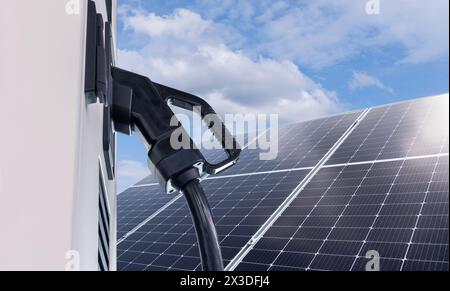 Ladestation für Elektrofahrzeuge, die Energie aus Solarpaneelen bezieht. Nahaufnahme. Stockfoto