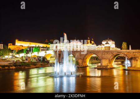 Das mazedonische Nationaltheater, das mazedonische Kampfmuseum und die Steinbrücke in Skopje, Nordmazedonien Stockfoto