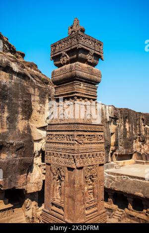 Steinsäule am Kailasa oder Kailash Tempel, der größte Felsen hindu Tempel an den Ellora Höhlen in Maharashtra, Indien Stockfoto