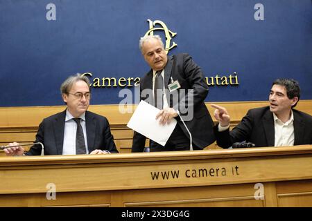 Angelo Bonelli, Nicola Fratoianni AVS con Roberto Salis (Centro), Padre di Ilaria Salis detenuta in Ungheria e candidata Alleanza Verdi Sinistra alle elezioni europee, in occasione della conferenza stampa tenutasi alla Camera dei Deputati a Roma, Venerdì, 26. April 2024 (Foto Mauro Scrobogna/LaPresse) Angelo Bonelli, Nicola Fratoianni AVS mit Roberto Salis (Mitte), Vater von Ilaria Salis in Ungarn inhaftiert, und Alleanza Verdi Sinistra Kandidat für die Europawahlen, anlässlich der Pressekonferenz in der Abgeordnetenkammer in Rom, Freitag, 26. April 2024 (Foto: Mauro Stockfoto